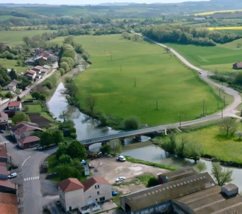 photo d'un village au bord d'un fleuve